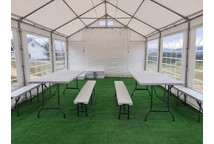 Catering-Klapptisch 180 cm Set + 2 Bänke im Partyzelt