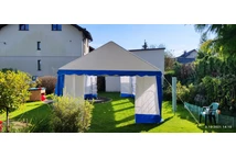 Großes Partyzelt im Garten