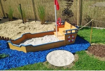 Gartensandkasten - ein Holzsandkasten in Form eines Baloo-Bootes