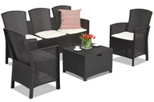 Eine Reihe von Polyrattan-Möbeln mit einem 3-Sitzer-Sofa Lido Coffee Box 5 braun Bica mit einer Truhe