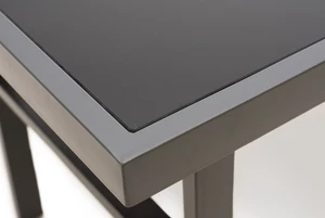 Tisch     Tischplatte mit gehärtetem Glas bedeckt