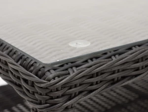 Tisch    die Tischplatte ist mit einer 5 mm gehärt