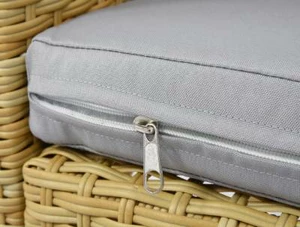 Kissen    sowohl auf den Sitzen als auch auf den R Kissen    sowohl auf den Sitzen als auch auf den R